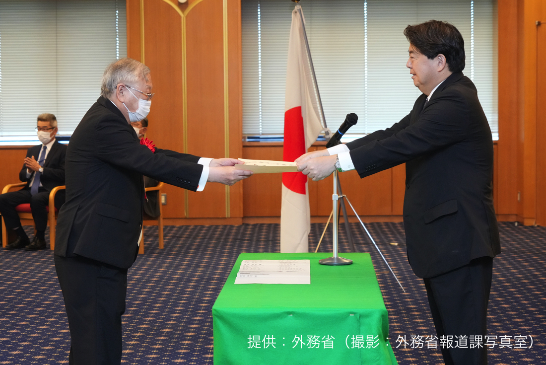 日本・エストニア友好協会会長吉野忠彦に外務省表彰が授与さる